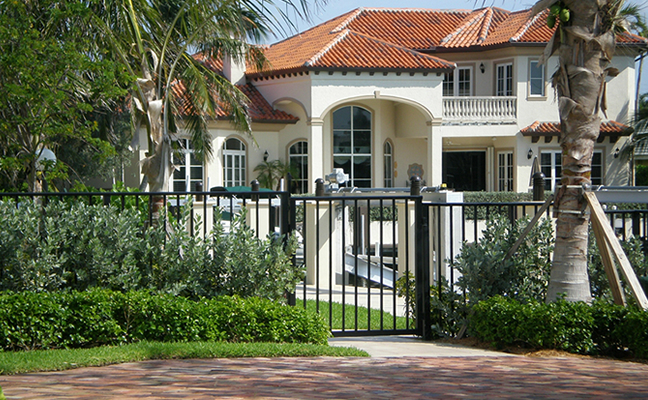aluminum fence outside of palm beach gardens estate in florida